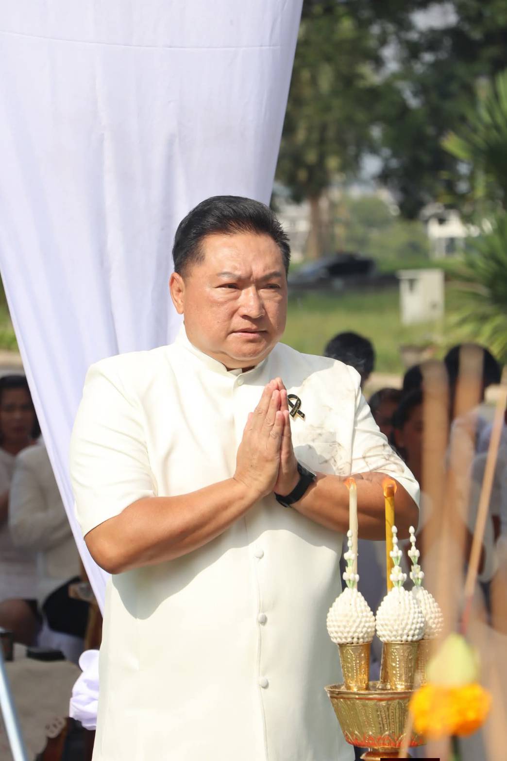 title - ศพส. ร่วมพิธีบวงสรวงซุ้มถวายดอกไม้จันทน์ จังหวัดพระนครศรีอยุธยา น้อมรำลึกในพระมหากรุณาธิคุณ สมเด็จพระบรมราชชนนีพันปีหลวง ณ บริเวณด้านหน้าอาคารศาลาพระมิ่งขวัญ ศูนย์ส่งเสริมและพัฒนาอาชีพเสริมนอกภาคการเกษตร (ศูนย์ศิลปาชีพ บางไทรฯ (เดิม))